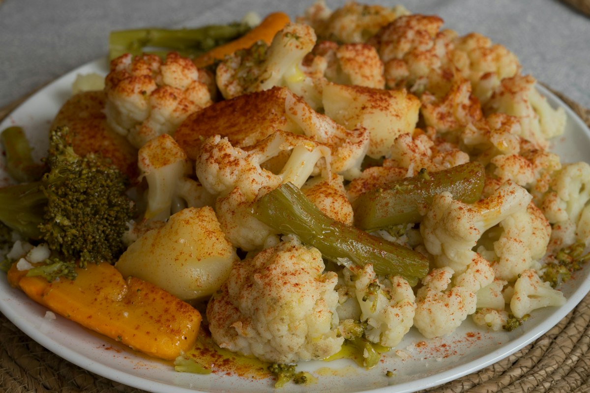 Nutritious low fat meal with fresh vegetables and grains